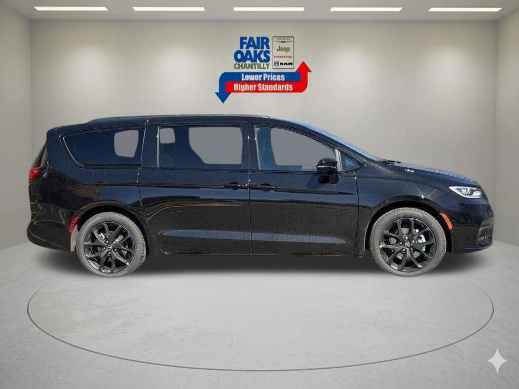 New 2026 Chrysler Pacifica Select w/ S Appearance Package FWD image 5