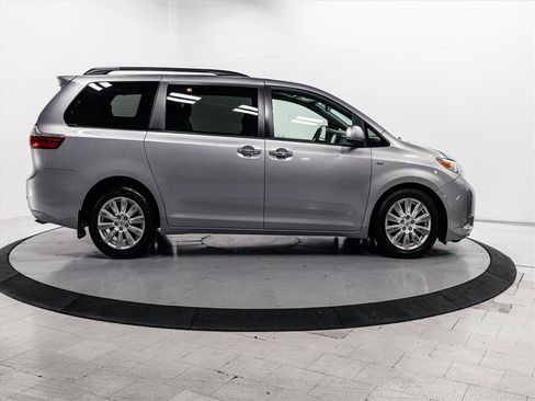 Used 2017 Toyota Sienna XLE Premium image 13