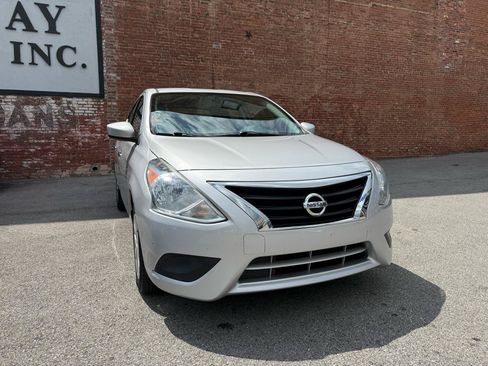 Used 2015 Nissan Versa SV FWD image 2