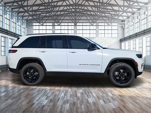 New 2025 Jeep Grand Cherokee Limited image 3