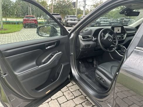 Used 2024 Toyota Highlander XLE FWD image 22