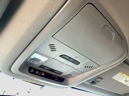 Used 2023 GMC Acadia SLT w/ Preferred Package image 18