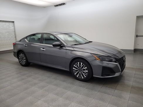 Used 2025 Nissan Altima 2.5 SV FWD image 11