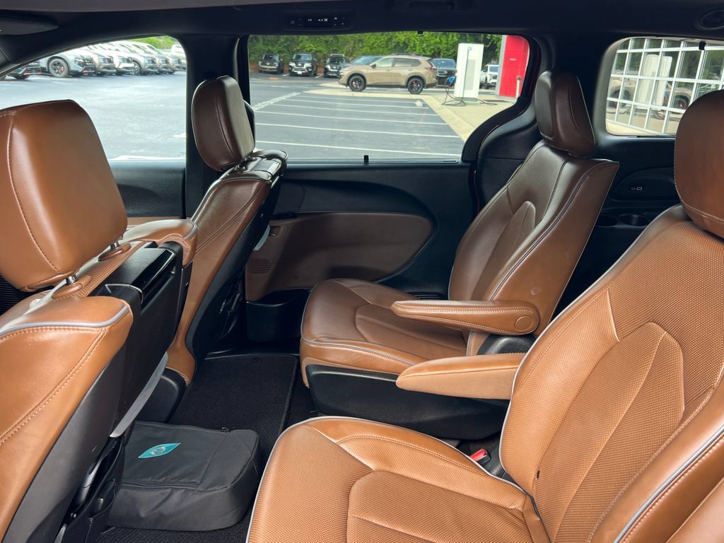 Used 2021 Chrysler Pacifica Limited w/ Uconnect Theater Family Group FWD image 16
