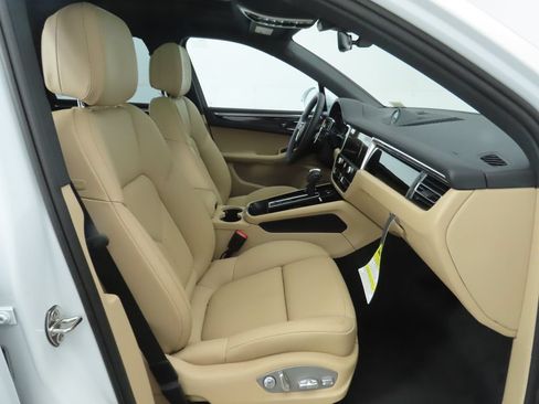 Certified 2025 Porsche Macan AWD/4WD image 23