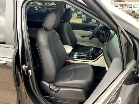 Certified 2024 Kia Carnival EX image 8