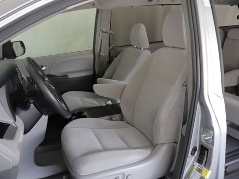 Used 2018 Toyota Sienna LE image 7