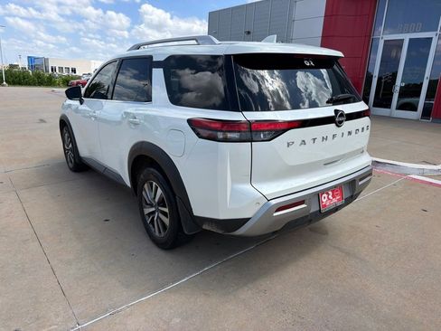 Used 2024 Nissan Pathfinder SL FWD image 3