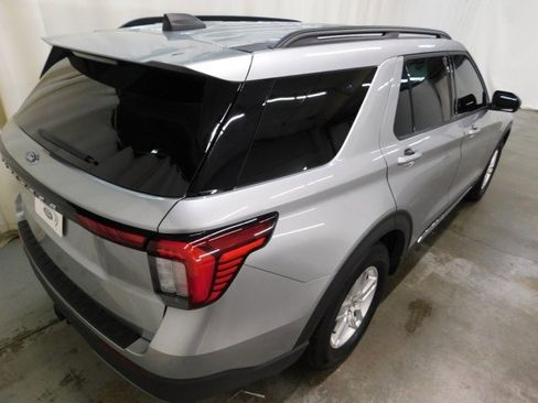 Used 2025 Ford Explorer Active w/ Active Comfort Package image 3