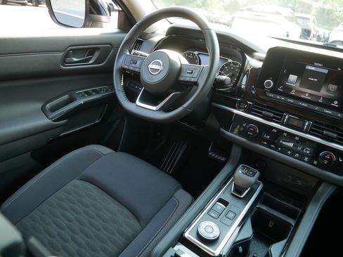 Certified 2025 Nissan Pathfinder SV w/ SV Premium Package AWD/4WD image 9
