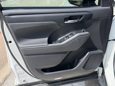 Used 2021 Toyota Highlander XLE FWD image 10