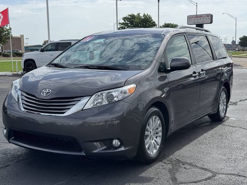 Used 2017 Toyota Sienna FWD image 32