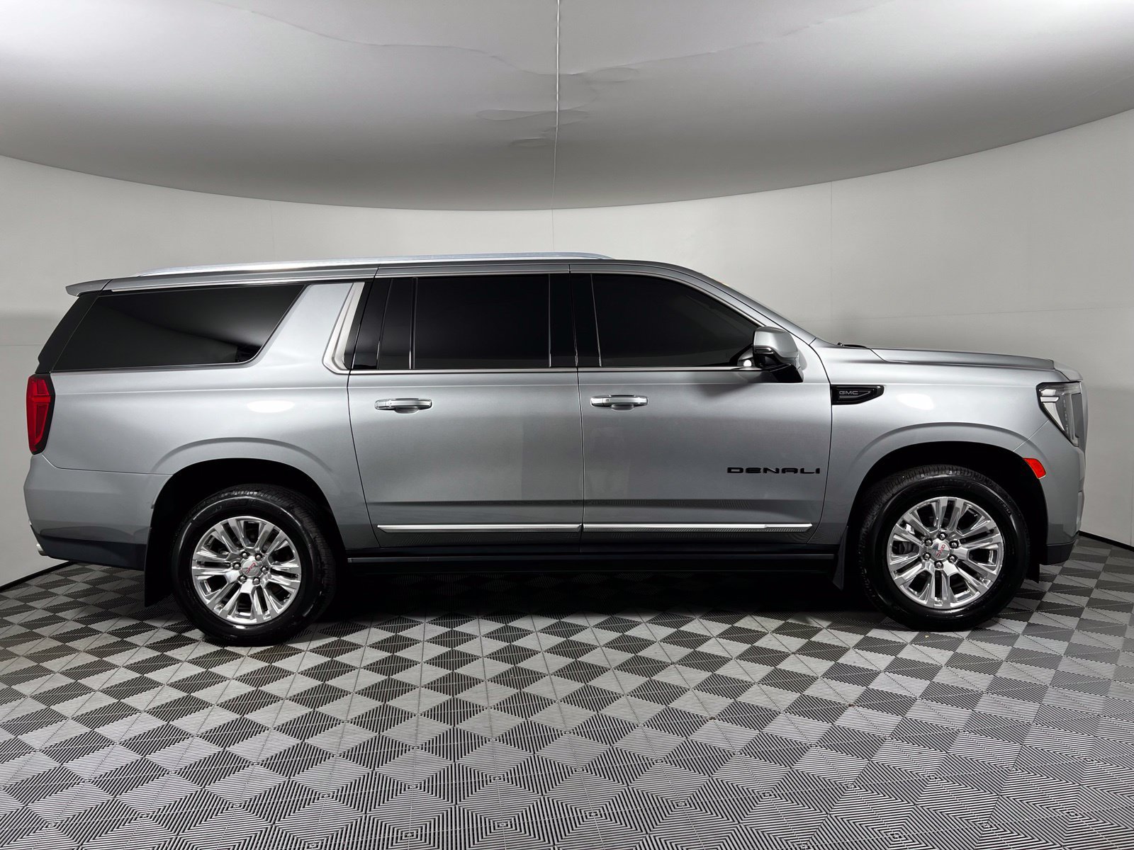 Used 2023 GMC Yukon XL Denali AWD/4WD image 4