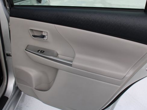 Used 2017 Toyota Prius V Five image 15