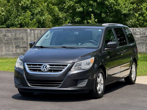Used 2011 Volkswagen Routan SE FWD image 5