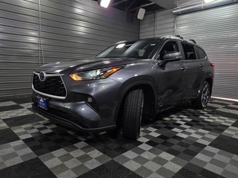 Used 2023 Toyota Highlander XLE image 42