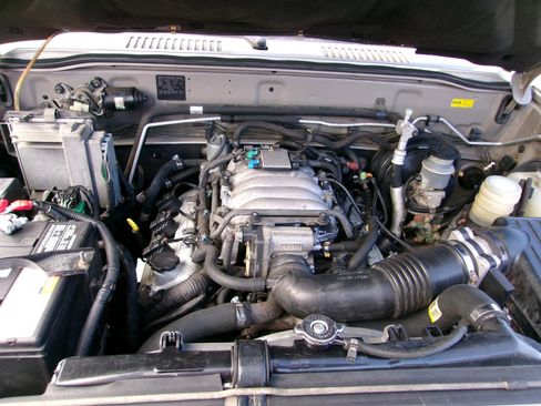 Used 2001 Isuzu Trooper S image 18