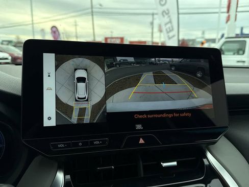 Used 2024 Toyota Venza Limited image 19