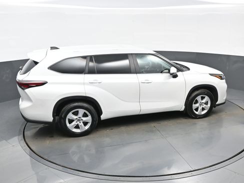 Used 2024 Toyota Highlander LE AWD/4WD image 39