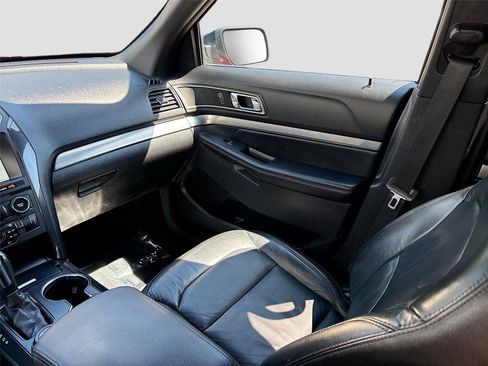 Used 2018 Ford Explorer XLT w/ Equipment Group 202A AWD/4WD image 24