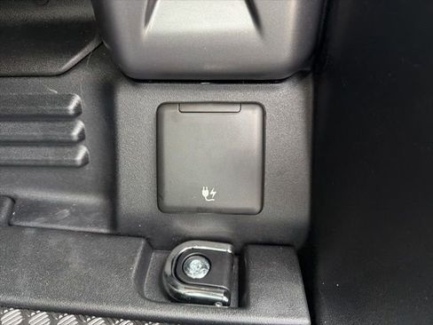 Used 2025 Land Rover Defender 110 X-Dynamic SE image 11