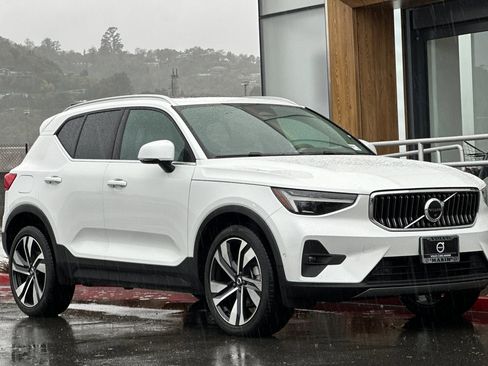 Used 2023 Volvo XC40 B5 Ultimate w/ Protection Package Premier image 9