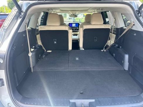 Used 2024 Toyota Highlander Platinum FWD image 10