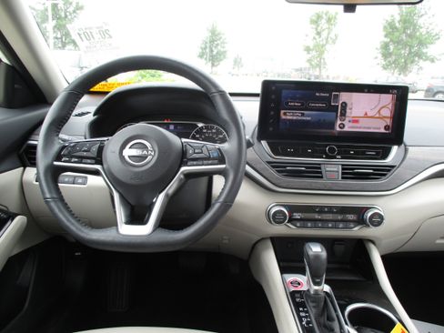 Used 2023 Nissan Altima 2.5 SL FWD image 10