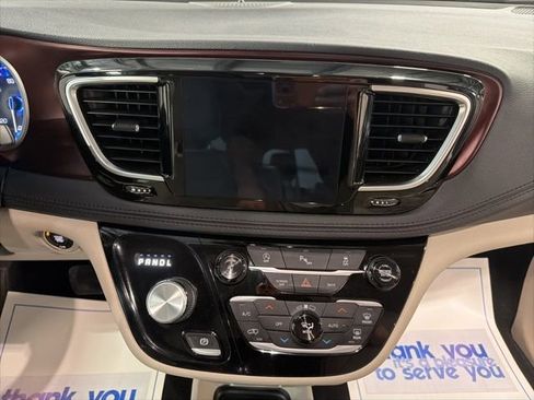Used 2017 Chrysler Pacifica Limited image 20