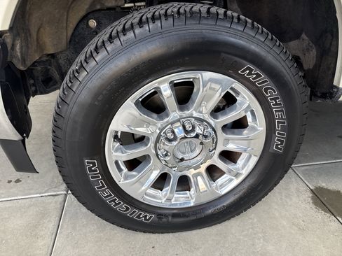 Used 2018 Ford F250 Lariat w/ Lariat Value Package AWD/4WD image 9