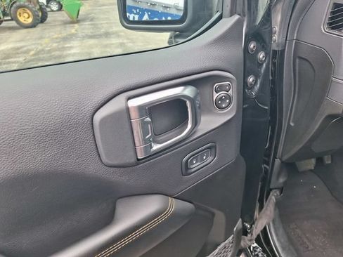 Used 2025 Jeep Wrangler Unlimited Sahara AWD/4WD image 17