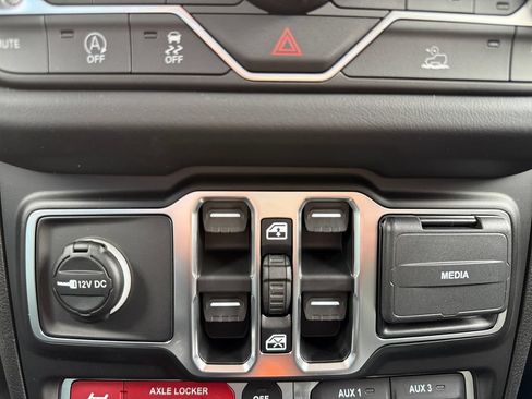 New 2026 Jeep Gladiator Mojave w/ Technology Group AWD/4WD image 28