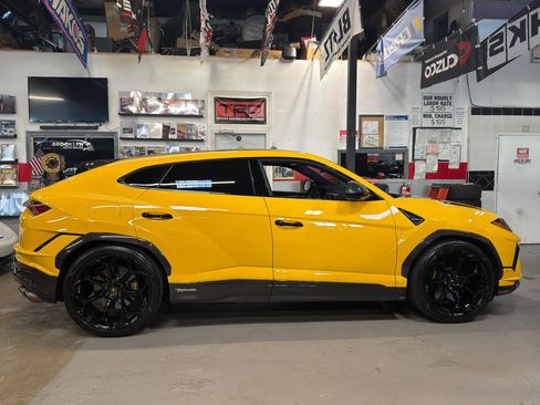 Used 2023 Lamborghini Urus Performante AWD/4WD image 4