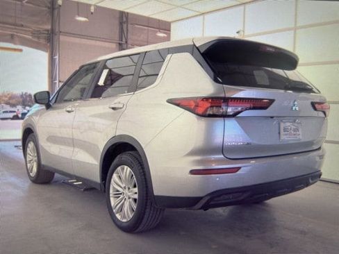 Used 2024 Mitsubishi Outlander ES image 8