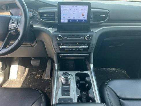 Used 2020 Ford Explorer XLT w/ Equipment Group 202A RWD image 9