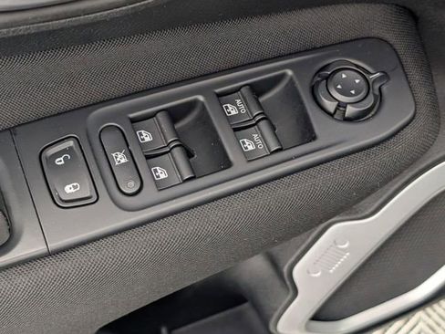 Used 2018 Jeep Renegade Latitude w/ UConnect 8.4 Nav Group image 11