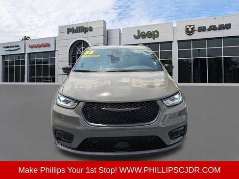 Used 2025 Chrysler Pacifica Premium FWD image 8