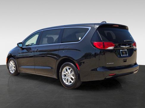 Used 2022 Chrysler Voyager LX FWD image 7