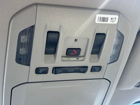Used 2025 Toyota Highlander XLE AWD/4WD image 44