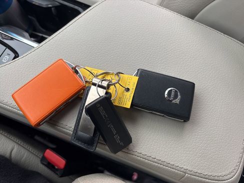 Used 2021 Volvo XC90 T6 Momentum image 27