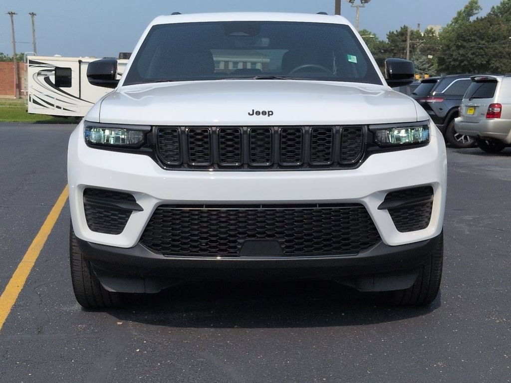 Used 2024 Jeep Grand Cherokee Altitude AWD/4WD image 3