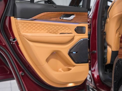 New 2025 Jeep Grand Cherokee Summit image 39