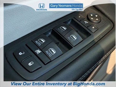 Used 2018 Chrysler Pacifica Limited image 22