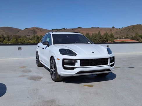 Certified 2025 Porsche Cayenne Turbo AWD/4WD image 9