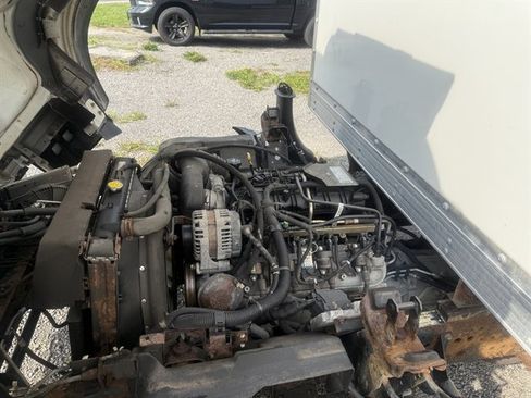 Used 2019 Isuzu NPR RWD image 18