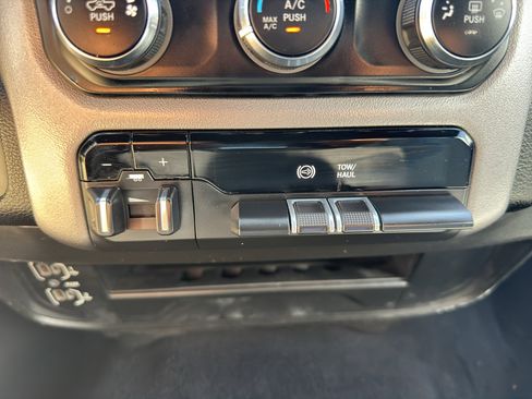Used 2024 RAM 2500 Big Horn AWD/4WD image 34