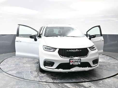 New 2026 Chrysler Pacifica Limited image 60