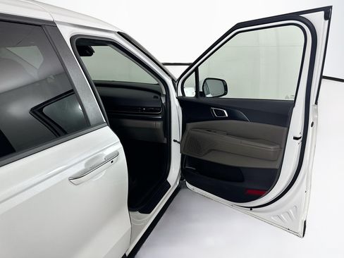 Used 2025 Kia Carnival FWD image 33