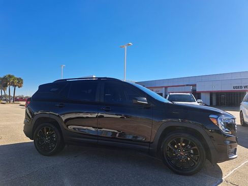 Used 2023 GMC Terrain SLE w/ Driver Convenience Package image 3