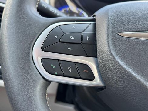 Used 2023 Chrysler Pacifica Touring-L FWD image 21